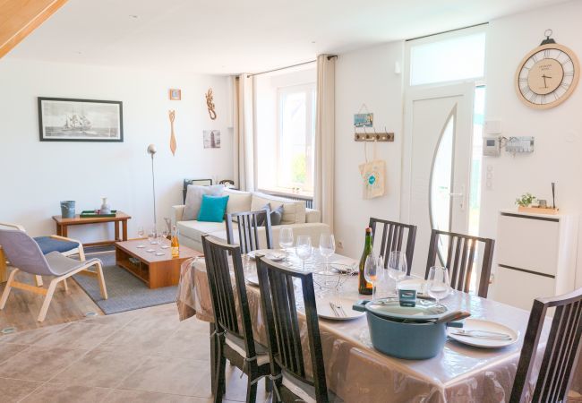 Ferienhaus in Plomeur - Urlaub für 8 vor den Toren von Guilvinec. Ferienhaus in Plomeur - Urlaub für 8 vor den Toren von Guilvinec.
