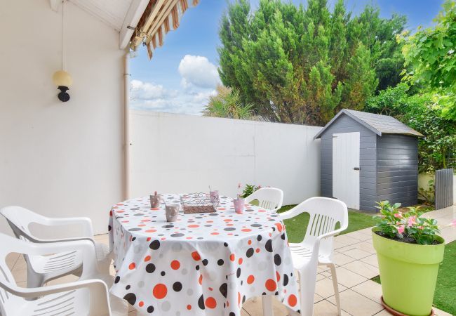 Doppelhaushälfte in St. Hilaire de Riez - 150m Strand - Haus für 4 - Farbige Terrasse Doppelhaushälfte in St. Hilaire de Riez - 150m Strand - Haus für 4 - Farbige Terrasse