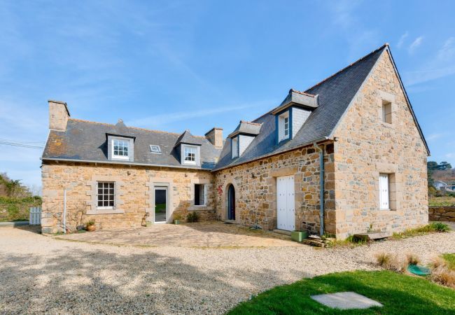 Ferienhaus in Plougrescant - 200 m zum Strand für 8 Erwachsene & 5 Kinder