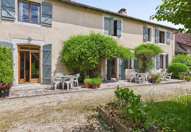 Ferienhaus in Montignac - Doppelhaushälfte für 4, Gemeinschaftspool, Garten