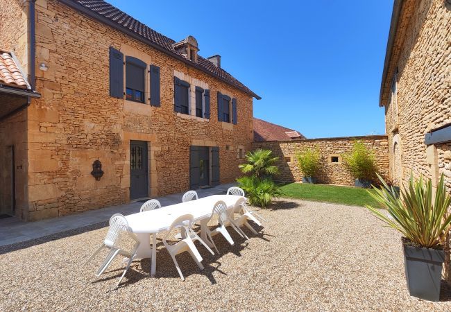 Ferienhaus in Saint-Crépin-et-Carlucet - Großes Landhaus für 10 Personen mit Terrasse