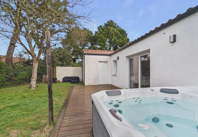 Ferienhaus in Notre-Dame-de-Monts - Komfortables Haus für 6 mit Garten und Whirlpool