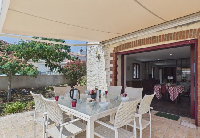 Ferienhaus in Longeville-sur-Mer - Familienhaus für 8 – Garten & Grill