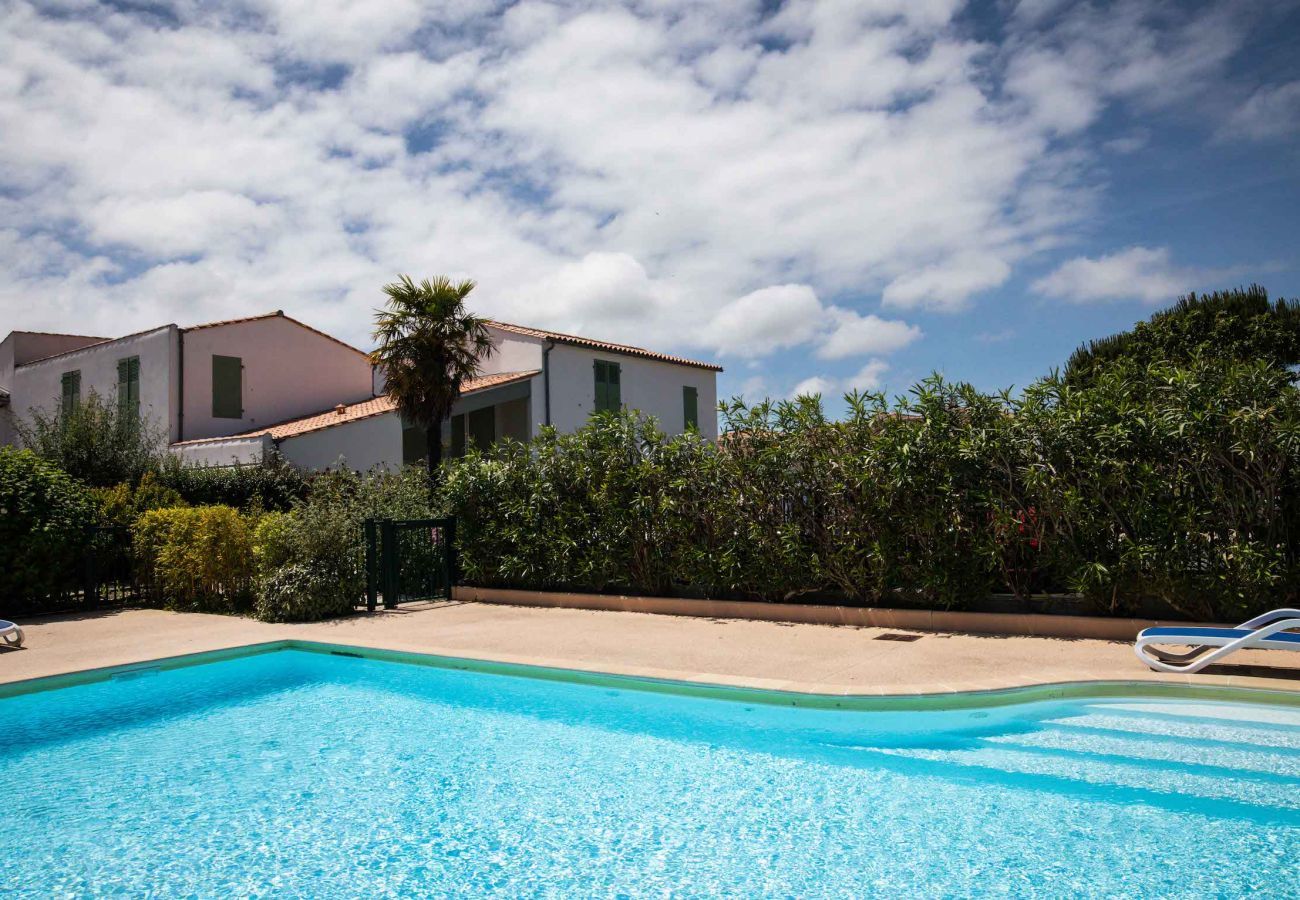 Ferienwohnung in La Flotte - Joliee Brise- Wohnung für 4 mit pool