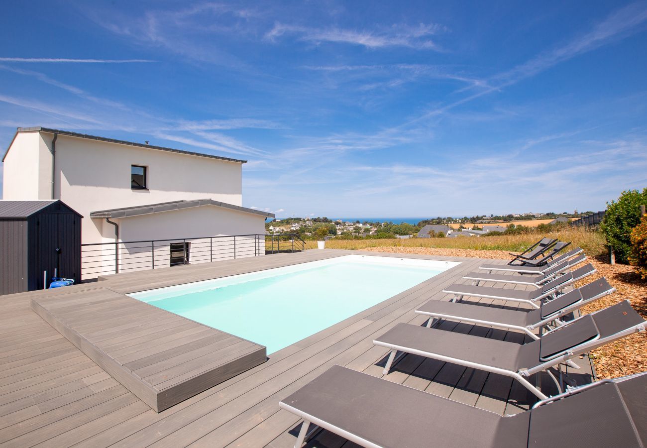 Ferienhaus in Pléneuf-Val-André - Neue Villa mit Pool Meerblick für 9