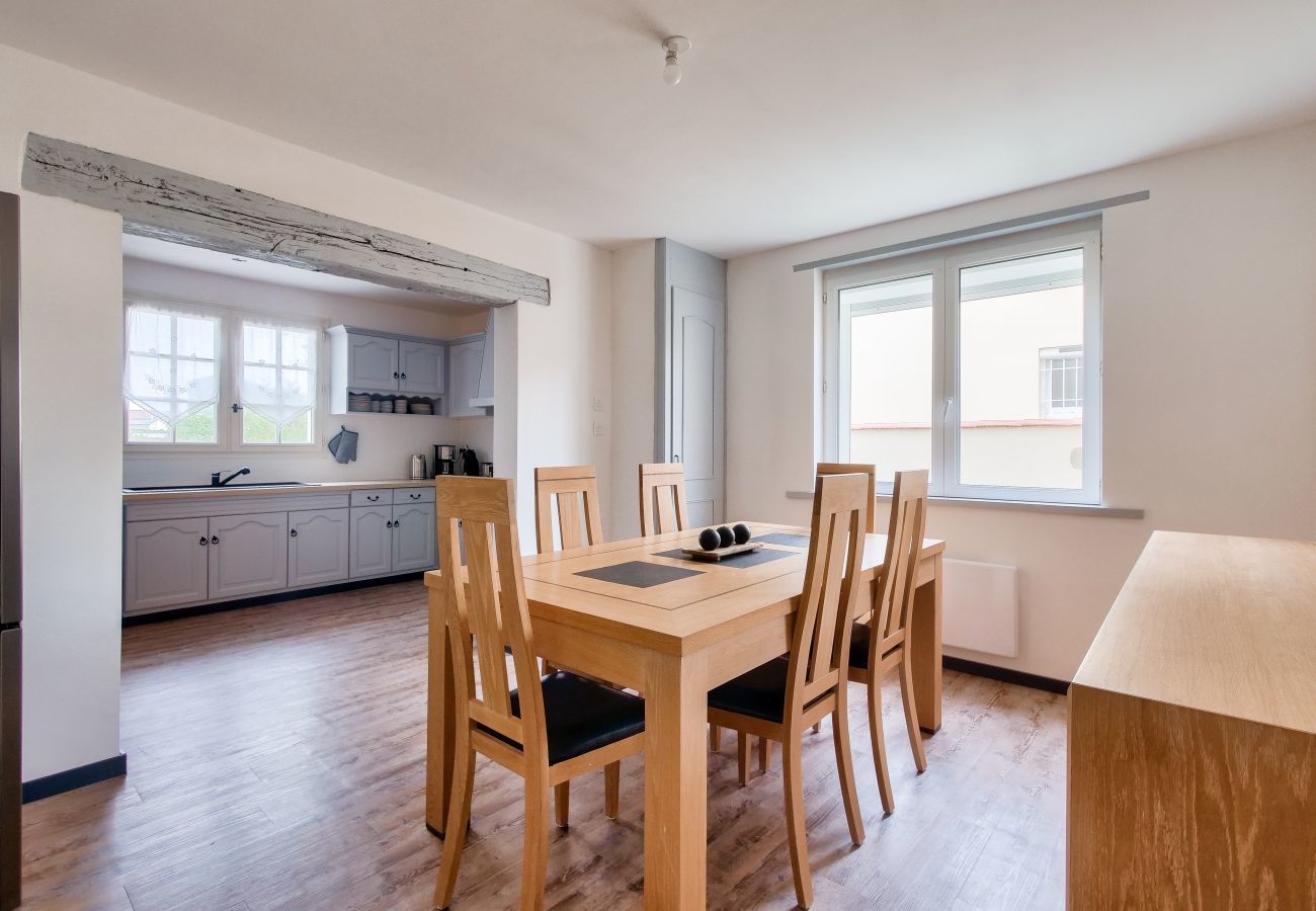 Ferienhaus in Avrillé - House for 10 with a pool