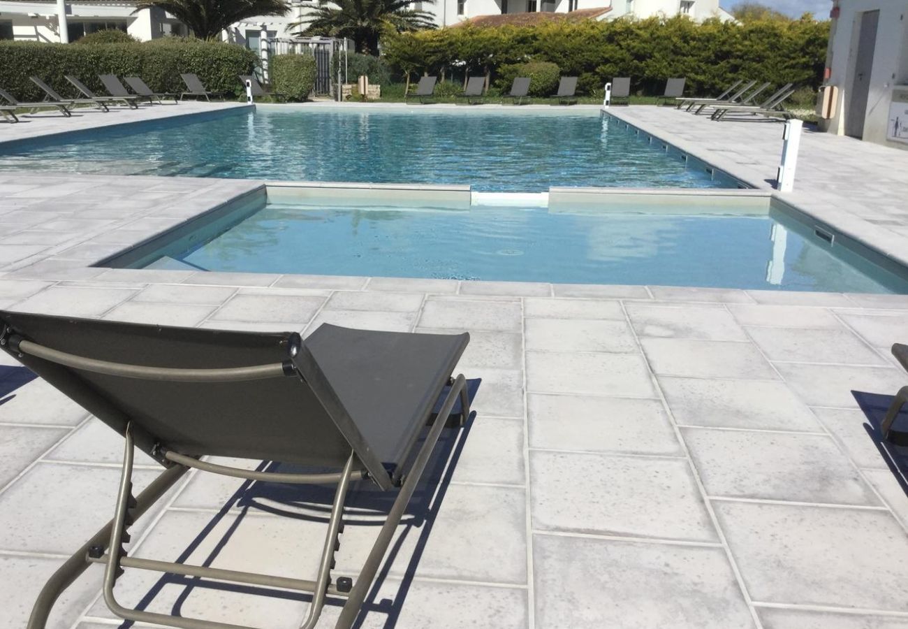 Ferienhaus in Ars-en-Ré - Wohnzimmer für 4 mit Pool, in der Nähe von Thermen
