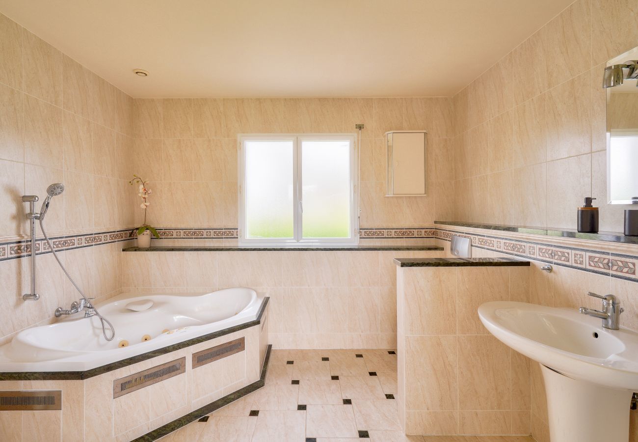 Ferienhaus in Loctudy - Hallenbad - Sauna - Haus für 9 in Loctudy