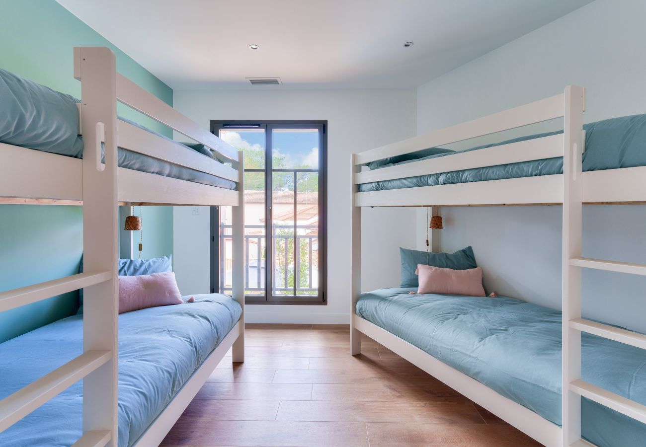 Ferienhaus in Andernos-les-Bains - Geräumige Villa unter Pinien &  Pool