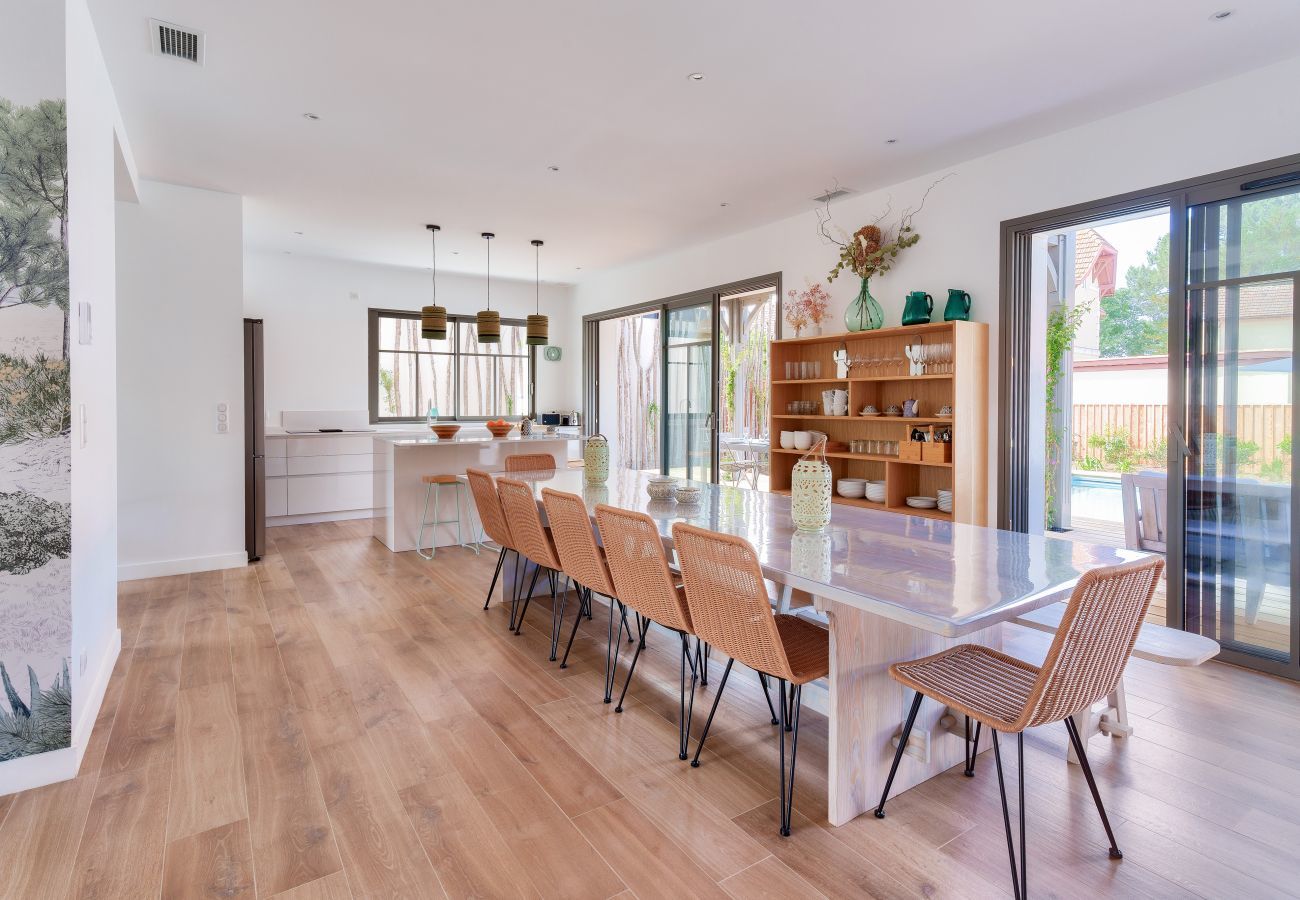 Ferienhaus in Andernos-les-Bains - Geräumige Villa unter Pinien &  Pool