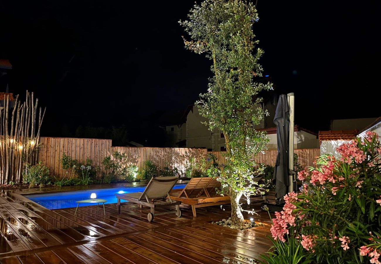 Ferienhaus in Andernos-les-Bains - Geräumige Villa unter Pinien &  Pool