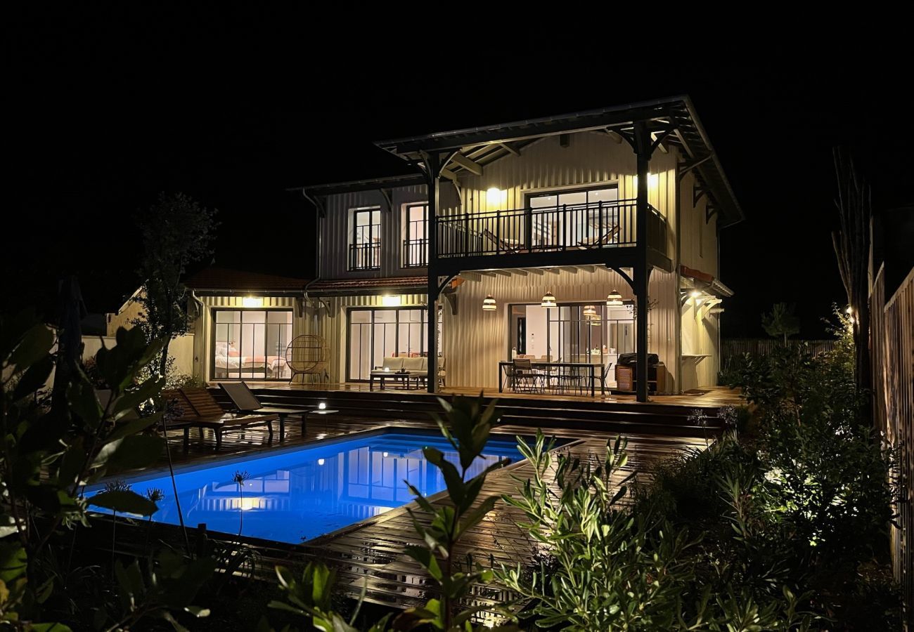 Ferienhaus in Andernos-les-Bains - Geräumige Villa unter Pinien &  Pool