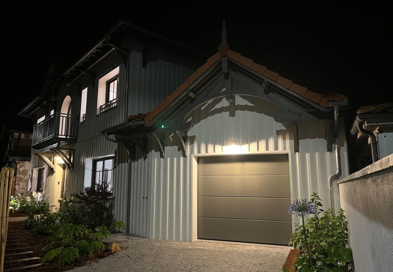 Ferienhaus in Andernos-les-Bains - Geräumige Villa unter Pinien &  Pool