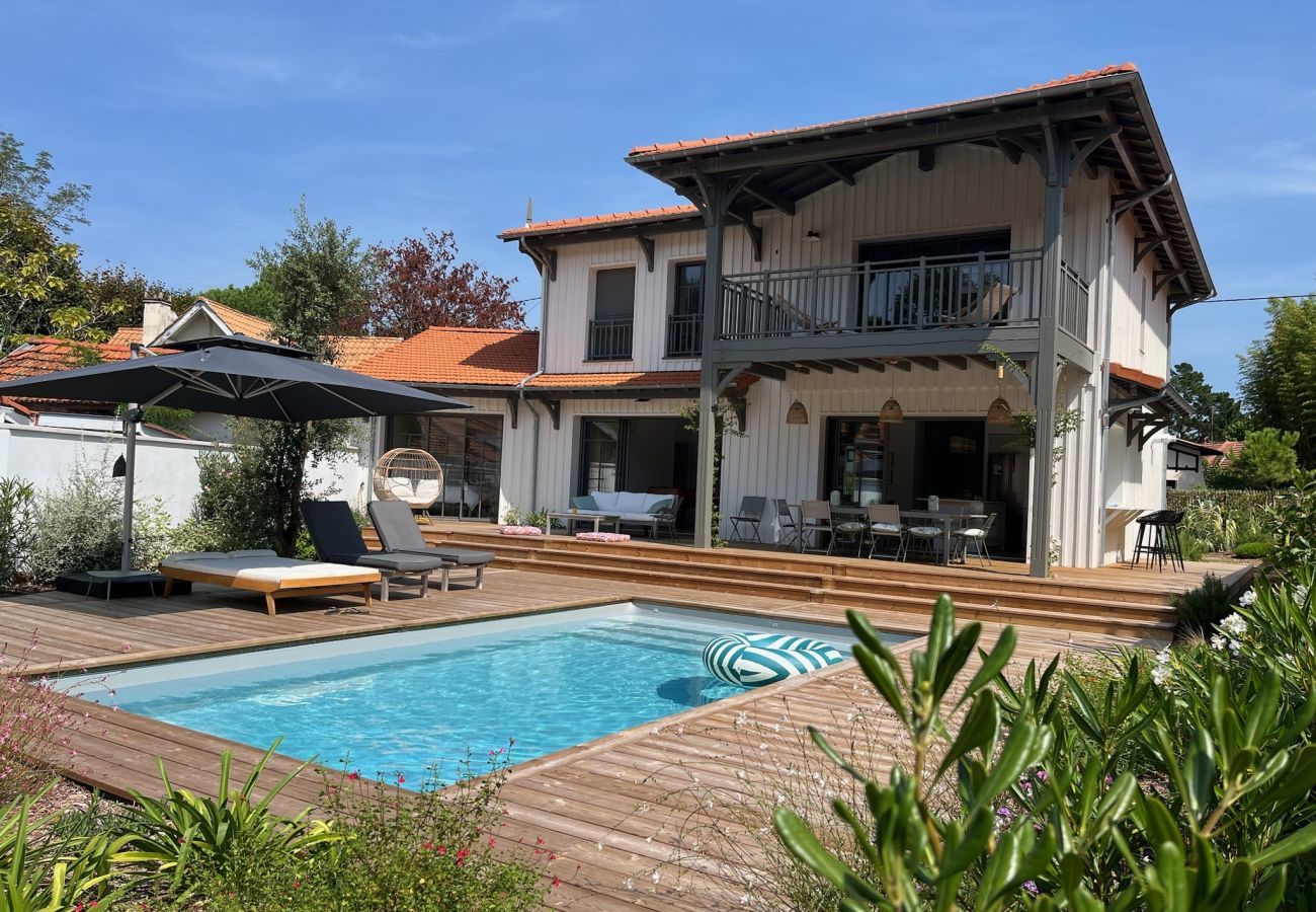 Ferienhaus in Andernos-les-Bains - Geräumige Villa unter Pinien &  Pool