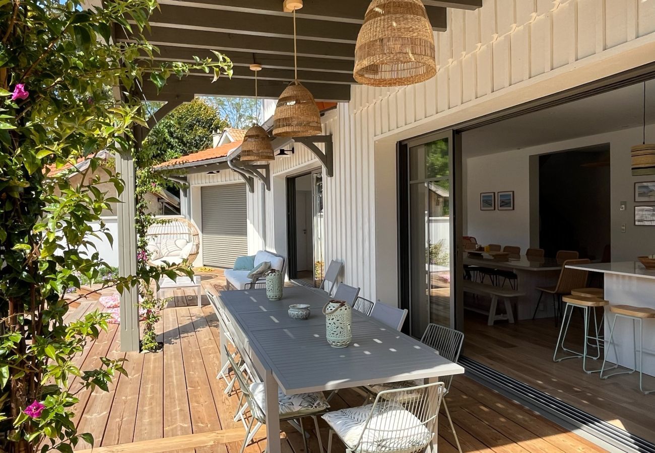 Ferienhaus in Andernos-les-Bains - Geräumige Villa unter Pinien &  Pool