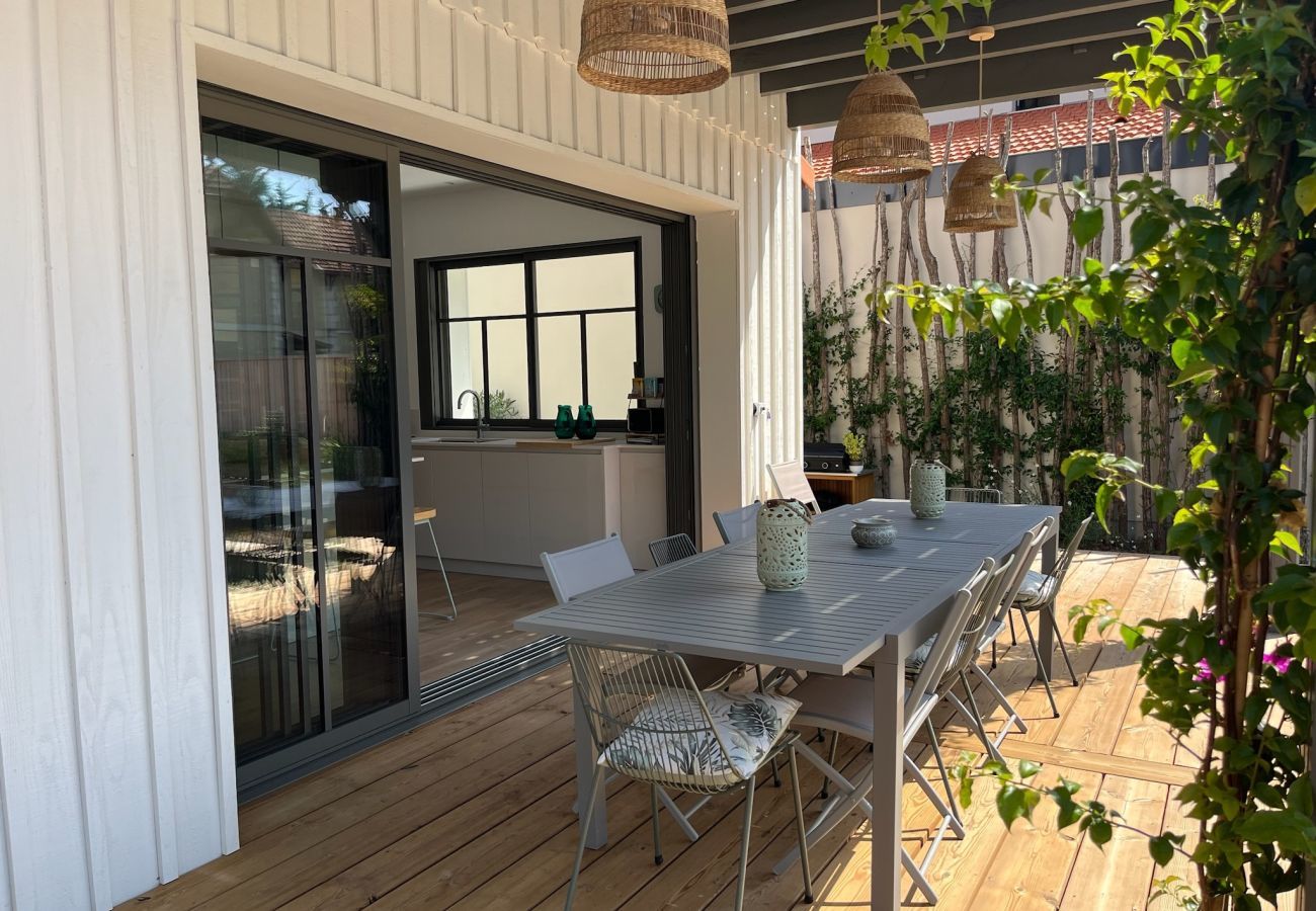Ferienhaus in Andernos-les-Bains - Geräumige Villa unter Pinien &  Pool