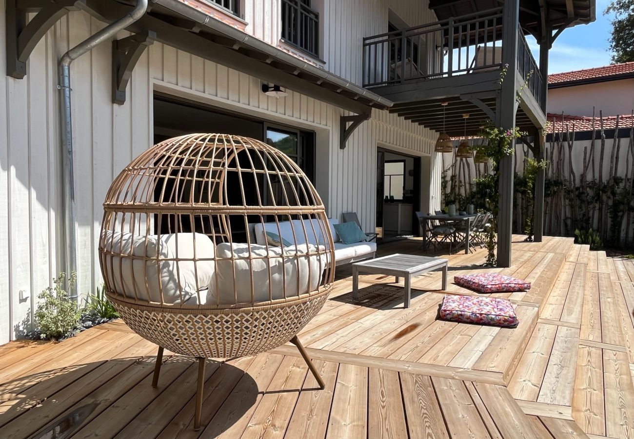 Ferienhaus in Andernos-les-Bains - Geräumige Villa unter Pinien &  Pool