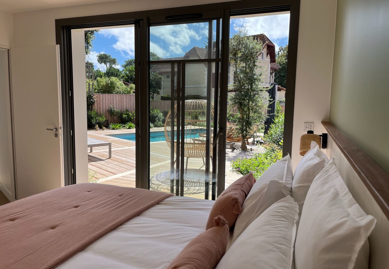 Ferienhaus in Andernos-les-Bains - Geräumige Villa unter Pinien &  Pool