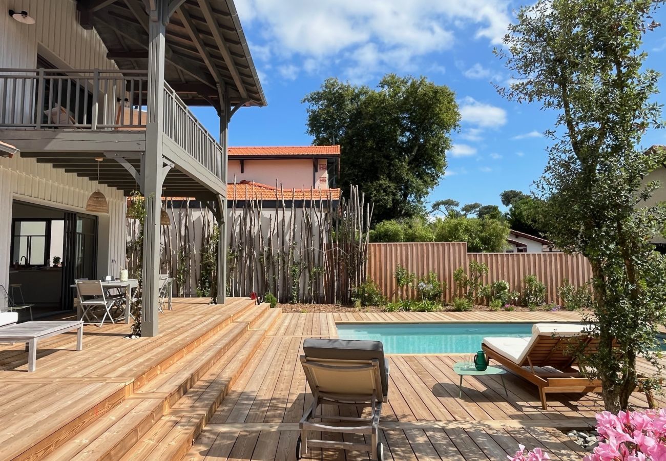 Ferienhaus in Andernos-les-Bains - Geräumige Villa unter Pinien &  Pool
