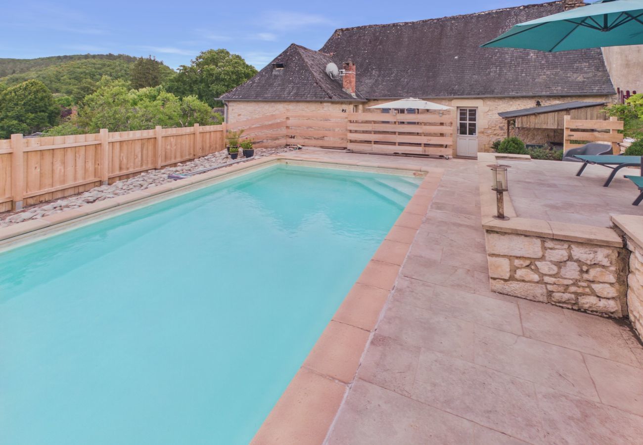 Ferienhaus in Coly - Dorfzentrum, Haus für 8 Personen mit Pool