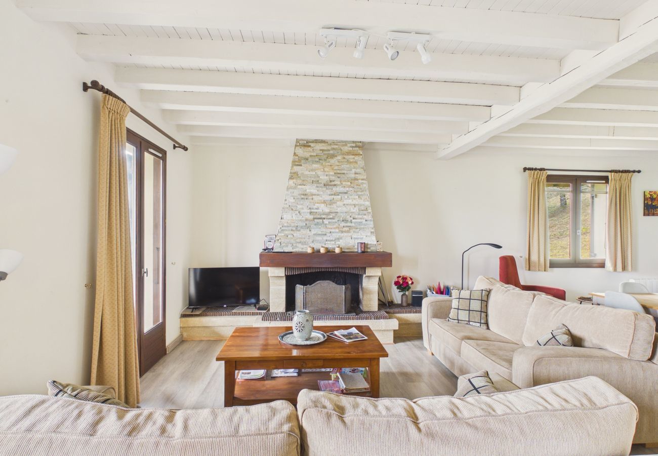 Ferienhaus in Auriac-du-Périgord - Anwesen f&uuml;r 8 Personen mit Swimmingpool