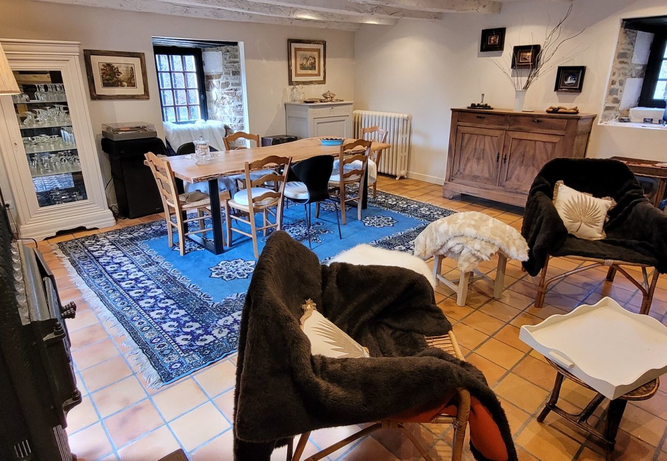 Ferienhaus in Saint-Paul-la-Roche - Großes Haus für 8 - Ruhe - Pool