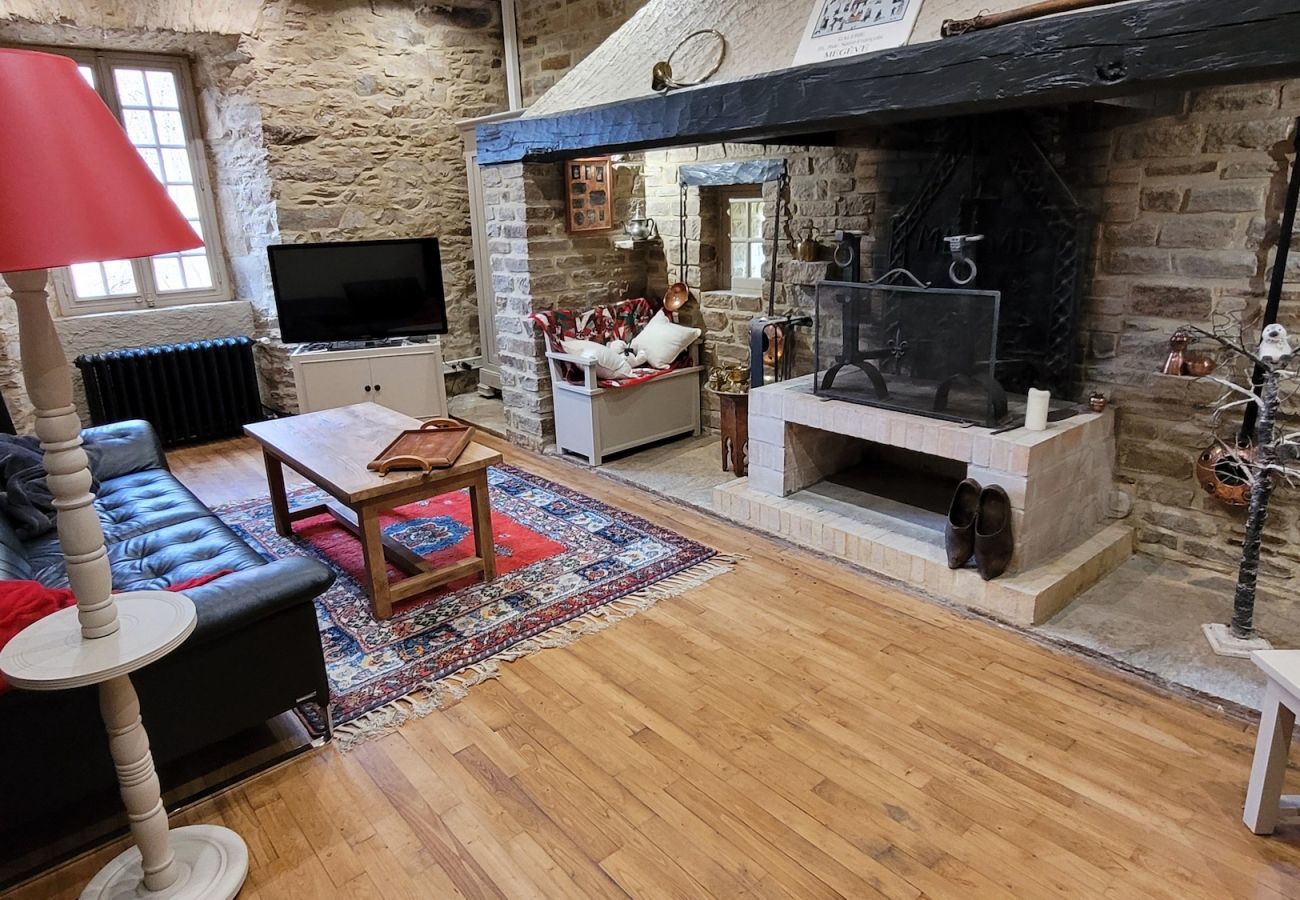 Ferienhaus in Saint-Paul-la-Roche - Großes Haus für 8 - Ruhe - Pool