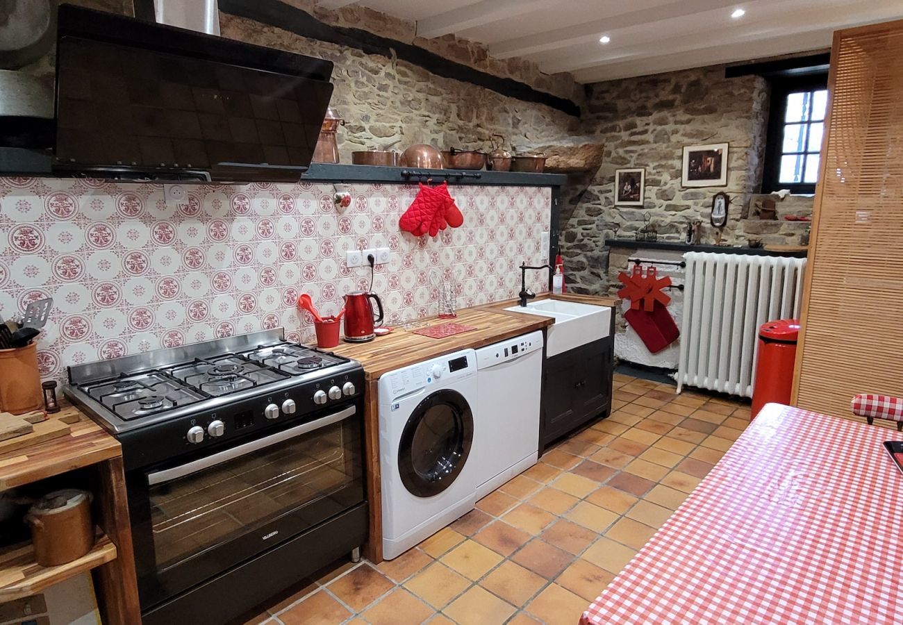 Ferienhaus in Saint-Paul-la-Roche - Großes Haus für 8 - Ruhe - Pool