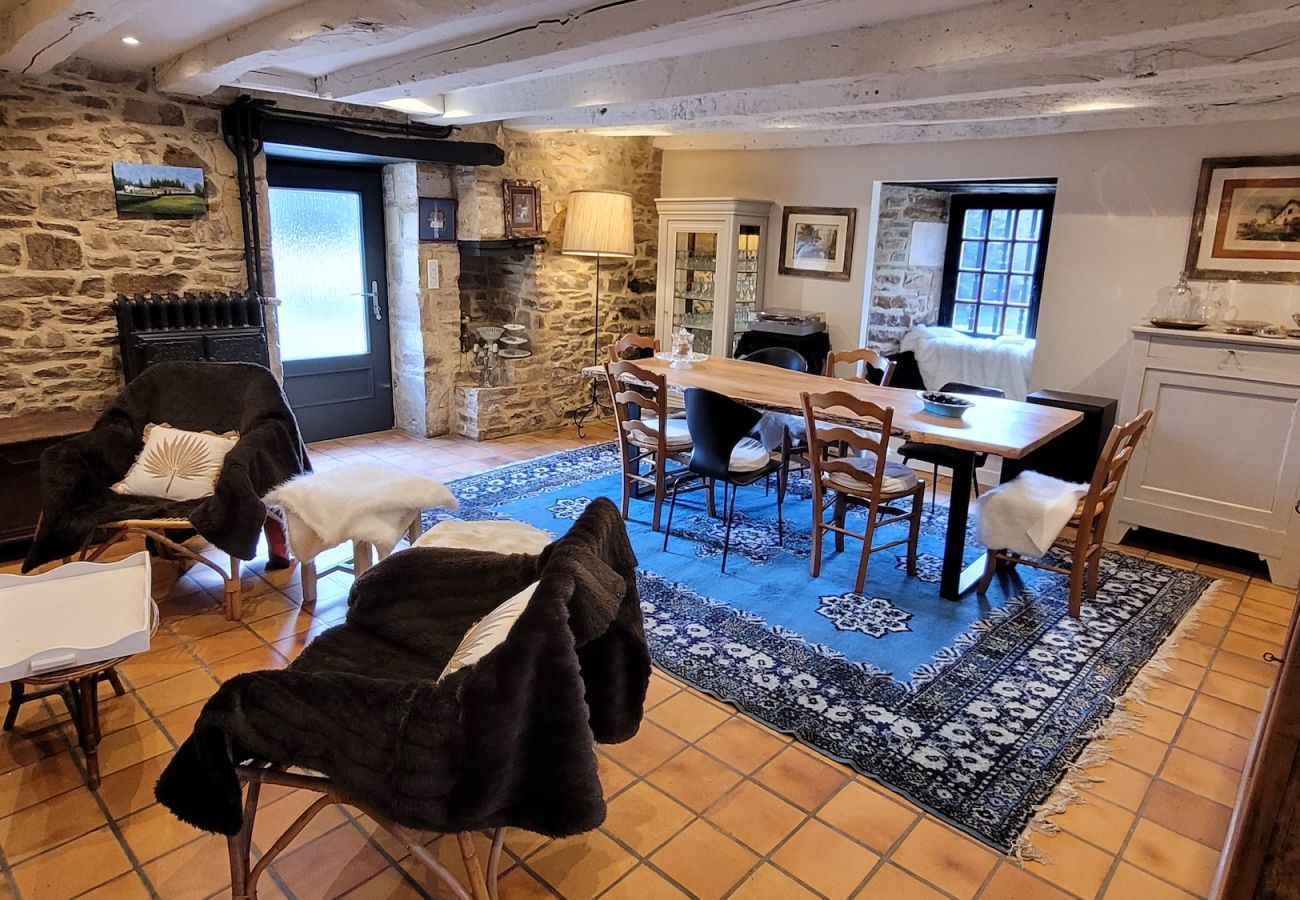 Ferienhaus in Saint-Paul-la-Roche - Großes Haus für 8 - Ruhe - Pool