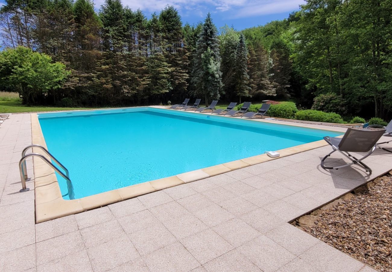 Ferienhaus in Saint-Paul-la-Roche - Großes Haus für 8 - Ruhe - Pool