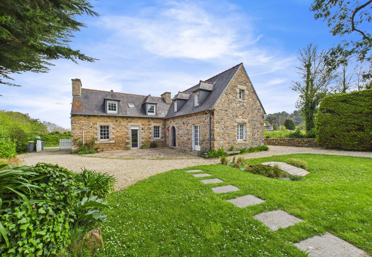 Ferienhaus in Plougrescant - 200 m zum Strand für 8 Erwachsene & 5 Kinder