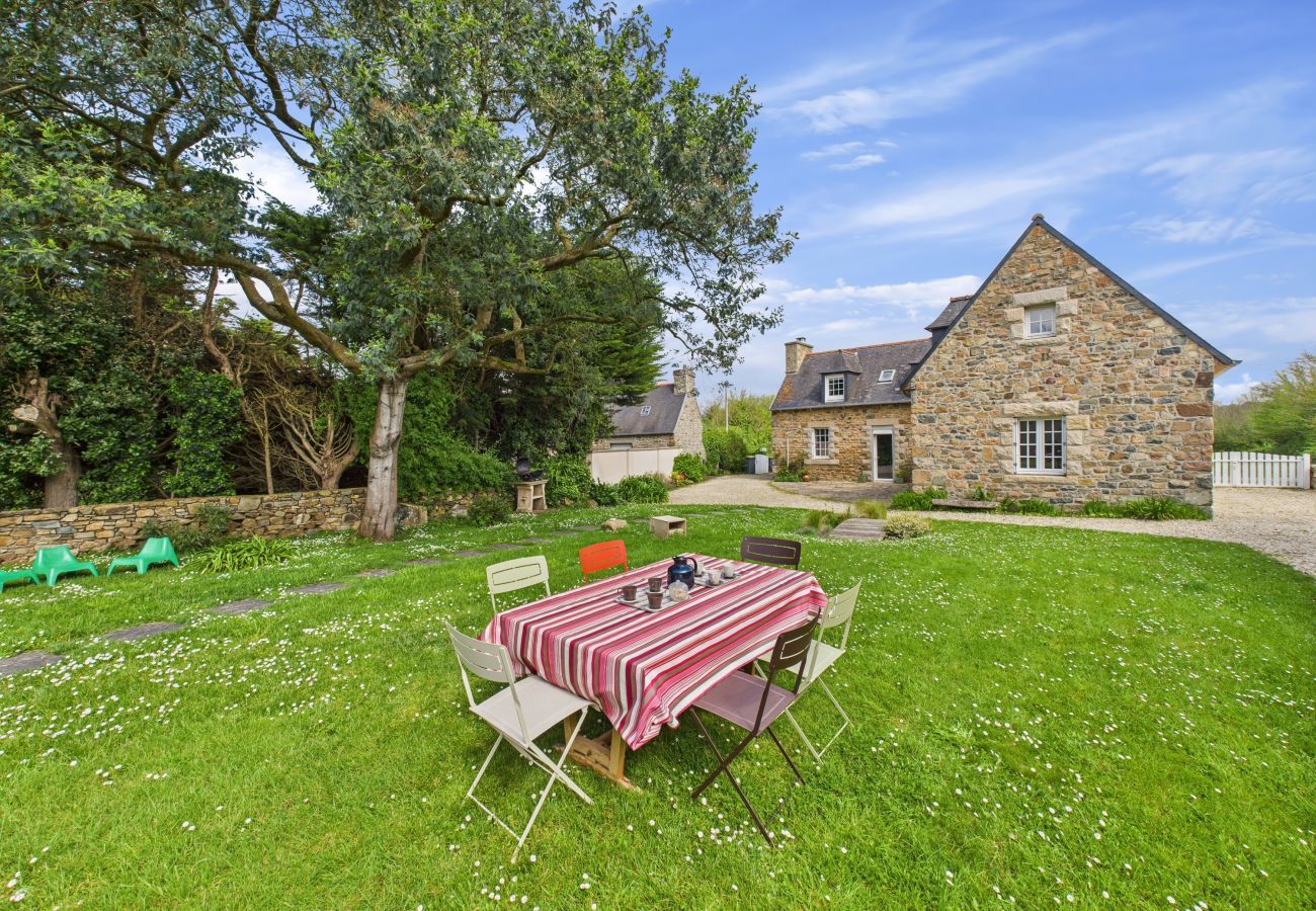 Ferienhaus in Plougrescant - 200 m zum Strand für 8 Erwachsene & 5 Kinder
