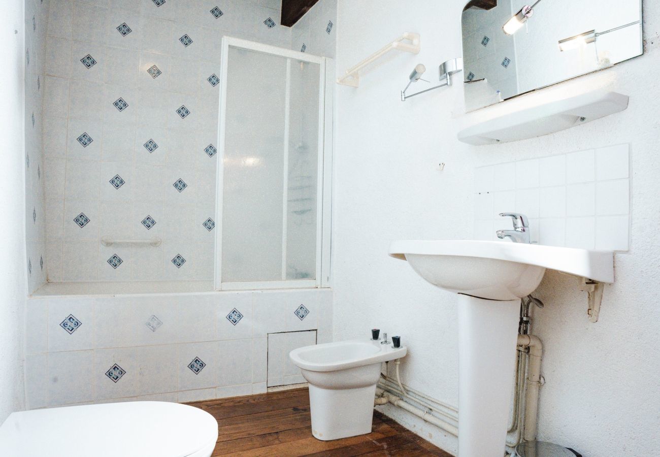 Ferienhaus in Saint-Léon-sur-Vézère - Wunderschönes Haus mit beheiztem Pool für 6