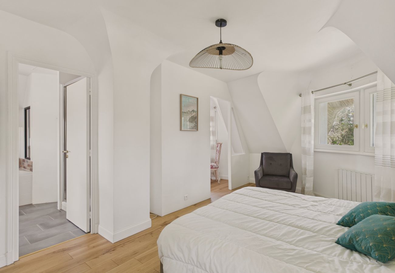 Ferienhaus in Pleuven - Beheizter Pool, Garten, prächtiges Haus für 8