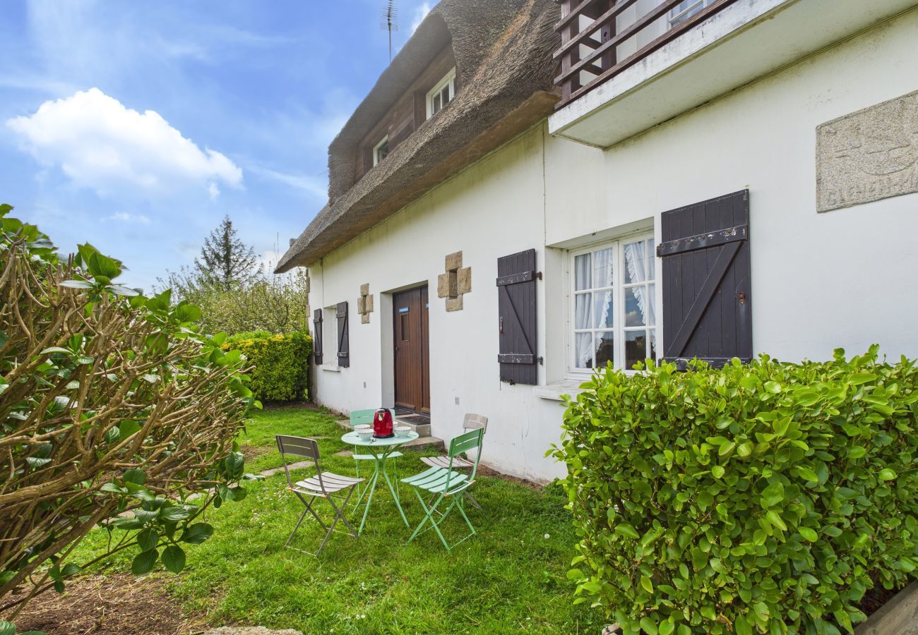 Ferienhaus in Le Guilvinec - Reetgedecktes Ferienhaus mit Garten für 4