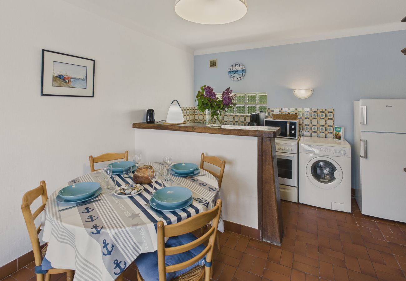Ferienhaus in Le Guilvinec - Reetgedecktes Ferienhaus mit Garten für 4