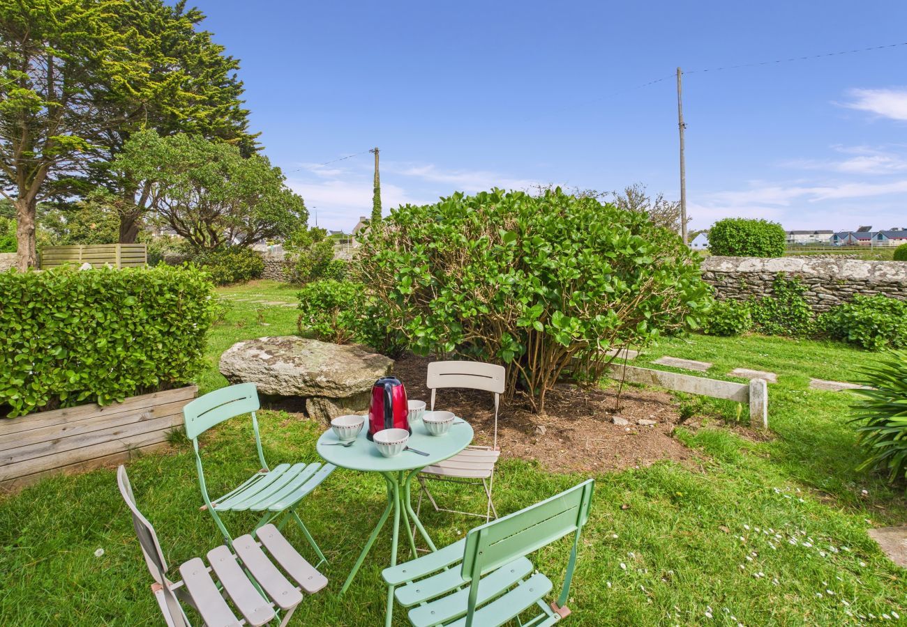 Ferienhaus in Le Guilvinec - Reetgedecktes Ferienhaus mit Garten für 4