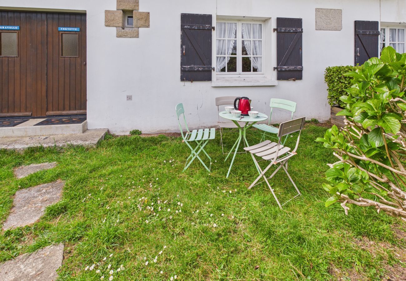 Ferienhaus in Le Guilvinec - Reetgedecktes Ferienhaus mit Garten für 4
