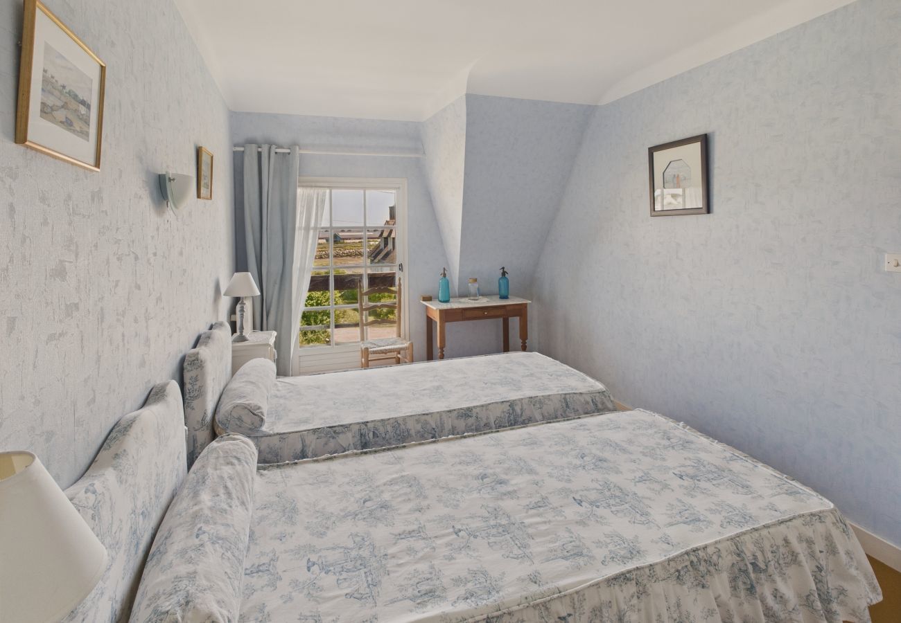 Ferienhaus in Le Guilvinec - Reetgedecktes Ferienhaus mit Garten für 4