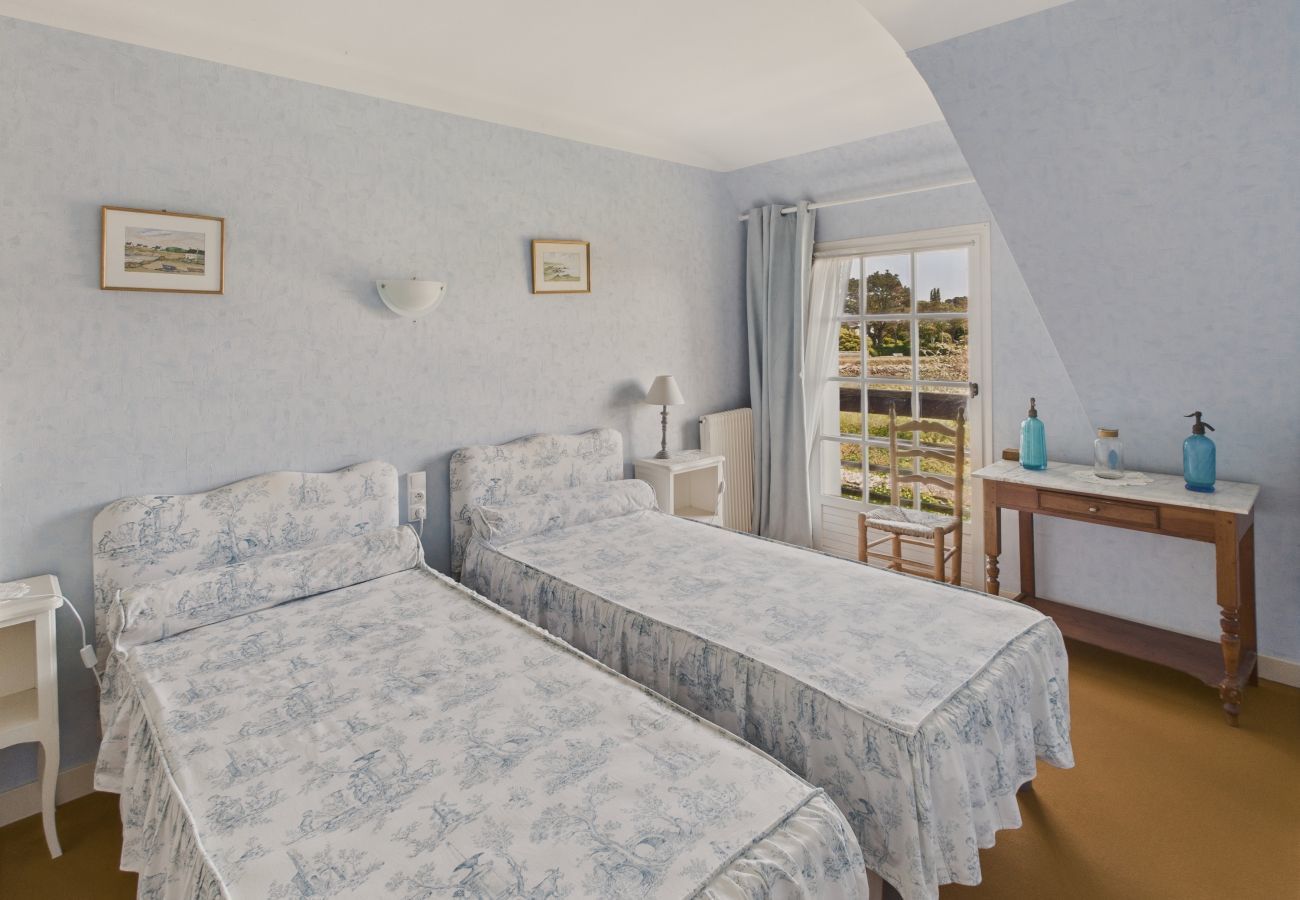 Ferienhaus in Le Guilvinec - Reetgedecktes Ferienhaus mit Garten für 4