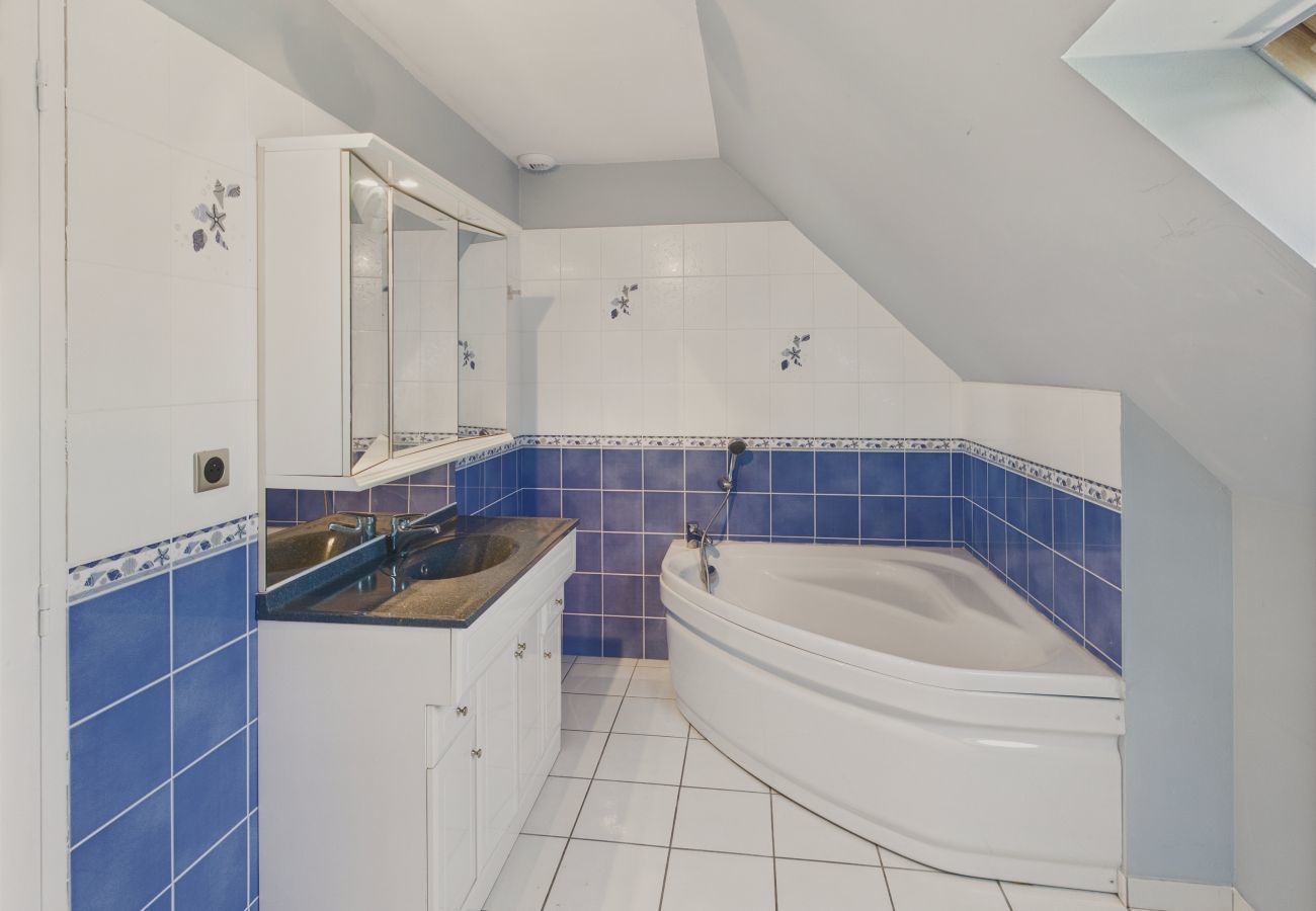 Ferienhaus in Penmarch - Pool, Whirlpool und große Terrasse für 7 