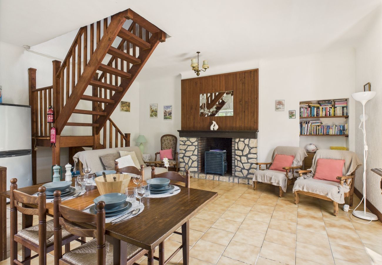 Ferienhaus in Montignac - Doppelhaushälfte für 4, Gemeinschaftspool, Garten