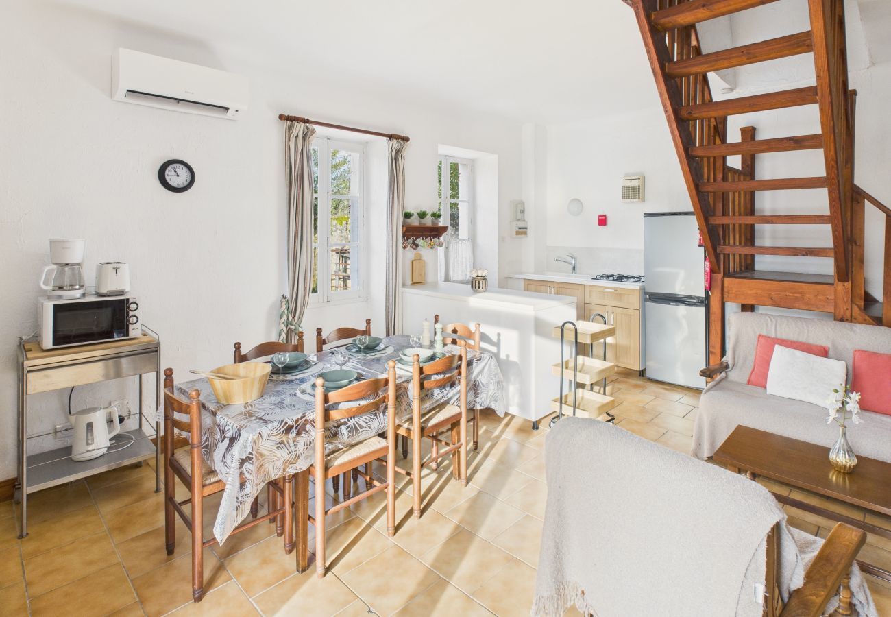 Ferienhaus in Montignac - Doppelhaushälfte für 4, Gemeinschaftspool, Garten