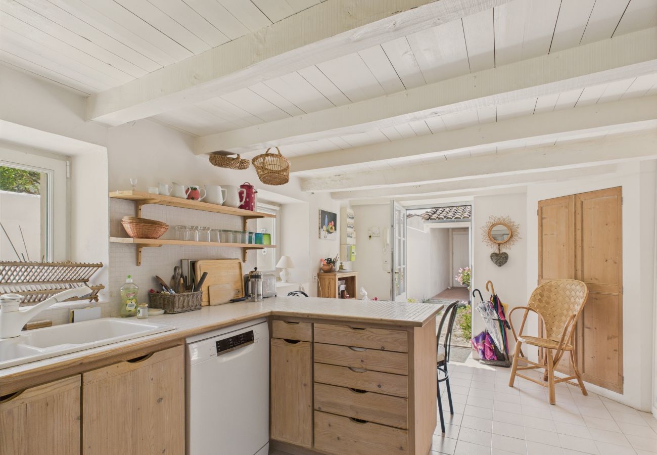 Ferienhaus in Les Portes-en-Ré - 800m vom Strand entfernt, Haus für 4 mit Terrasse