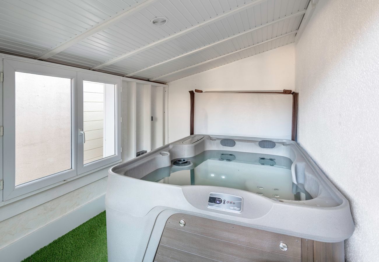 Ferienhaus in La Plaine-sur-Mer - Whirlpool, Strand 500m, 10 Erwachsene, 1 Kind