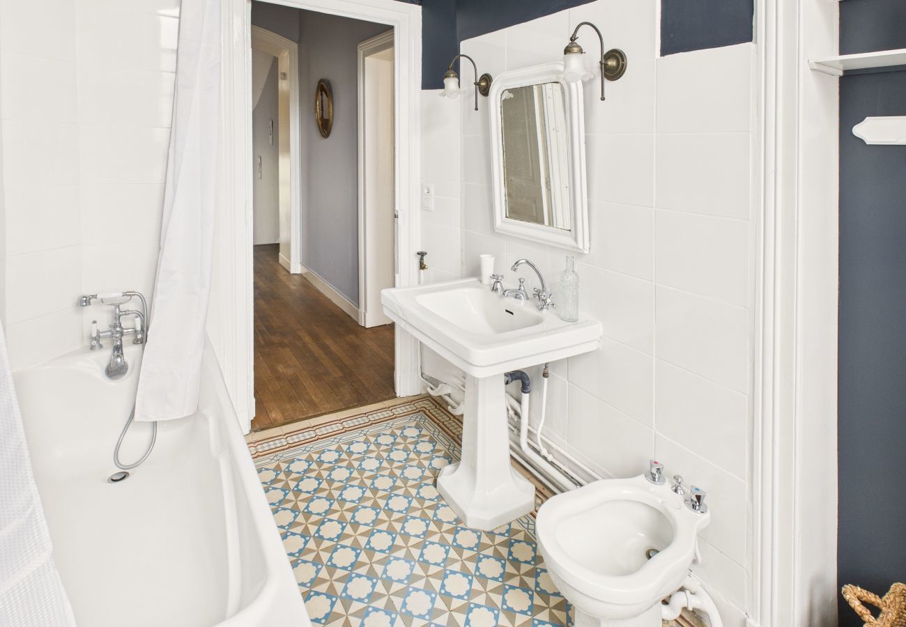 Ferienhaus in Saint-Léon-sur-Vézère - Großes Herrenhaus mit Terrasse und Pool für 10