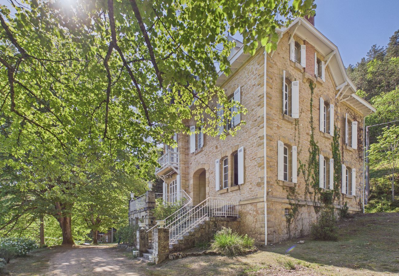 Ferienhaus in Saint-Léon-sur-Vézère - Großes Herrenhaus mit Terrasse und Pool für 10