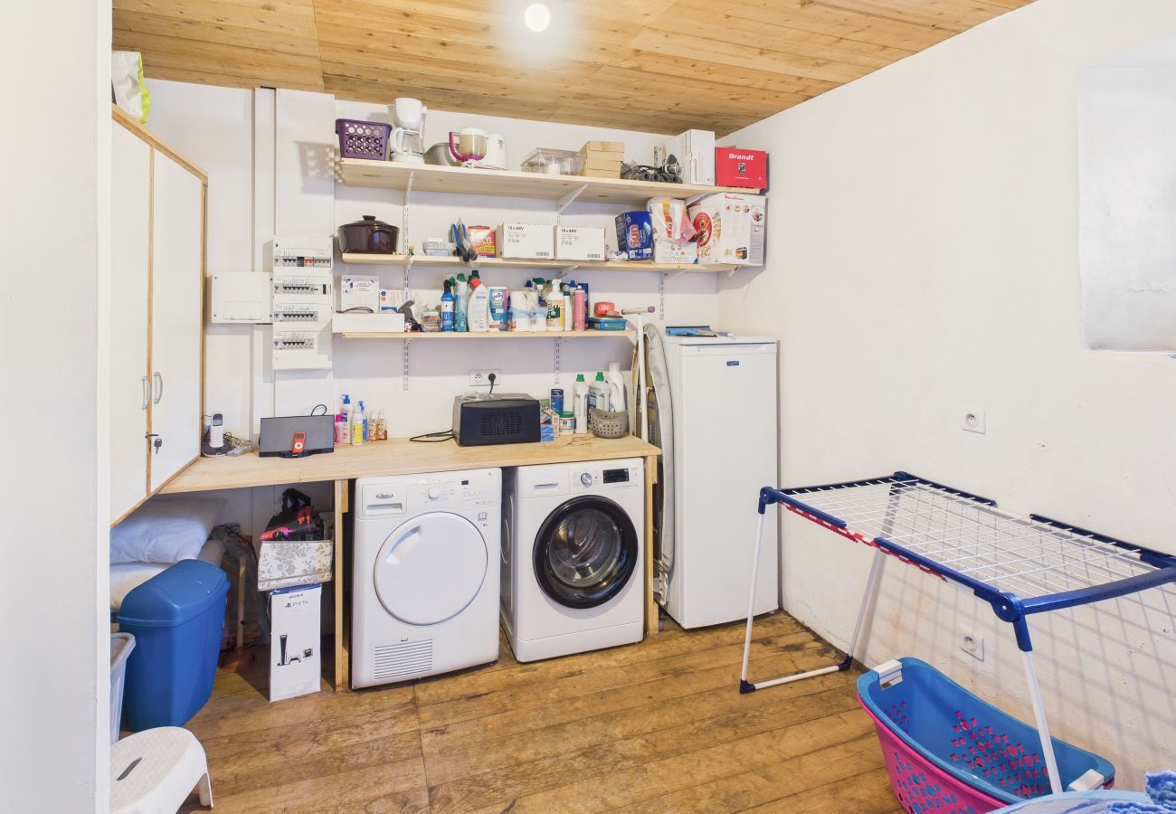 Ferienhaus in Les Eyzies-de-Tayac-Sireuil - Talblick – Haus für 10 – Pool