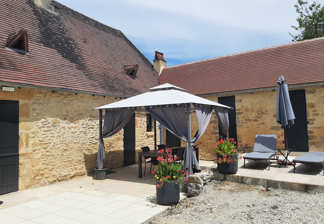 Ferienhaus in Plazac - Haus für 5 – Großer Garten & Terrasse – Whirlpool