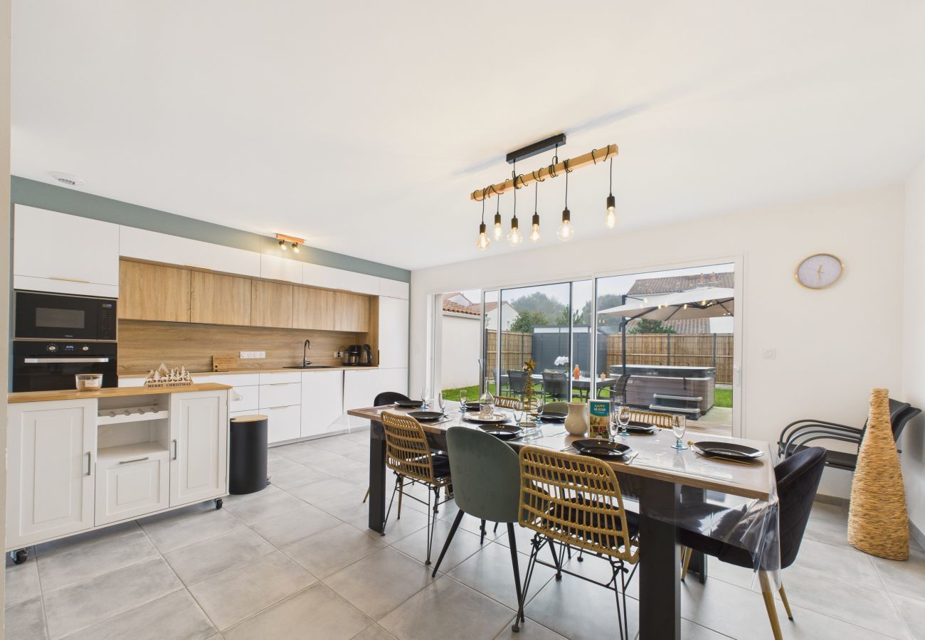 Ferienhaus in Saint-Vincent-sur-Jard - 350 m zum Meer – Haus mit Garten & Jacuzzi,  8